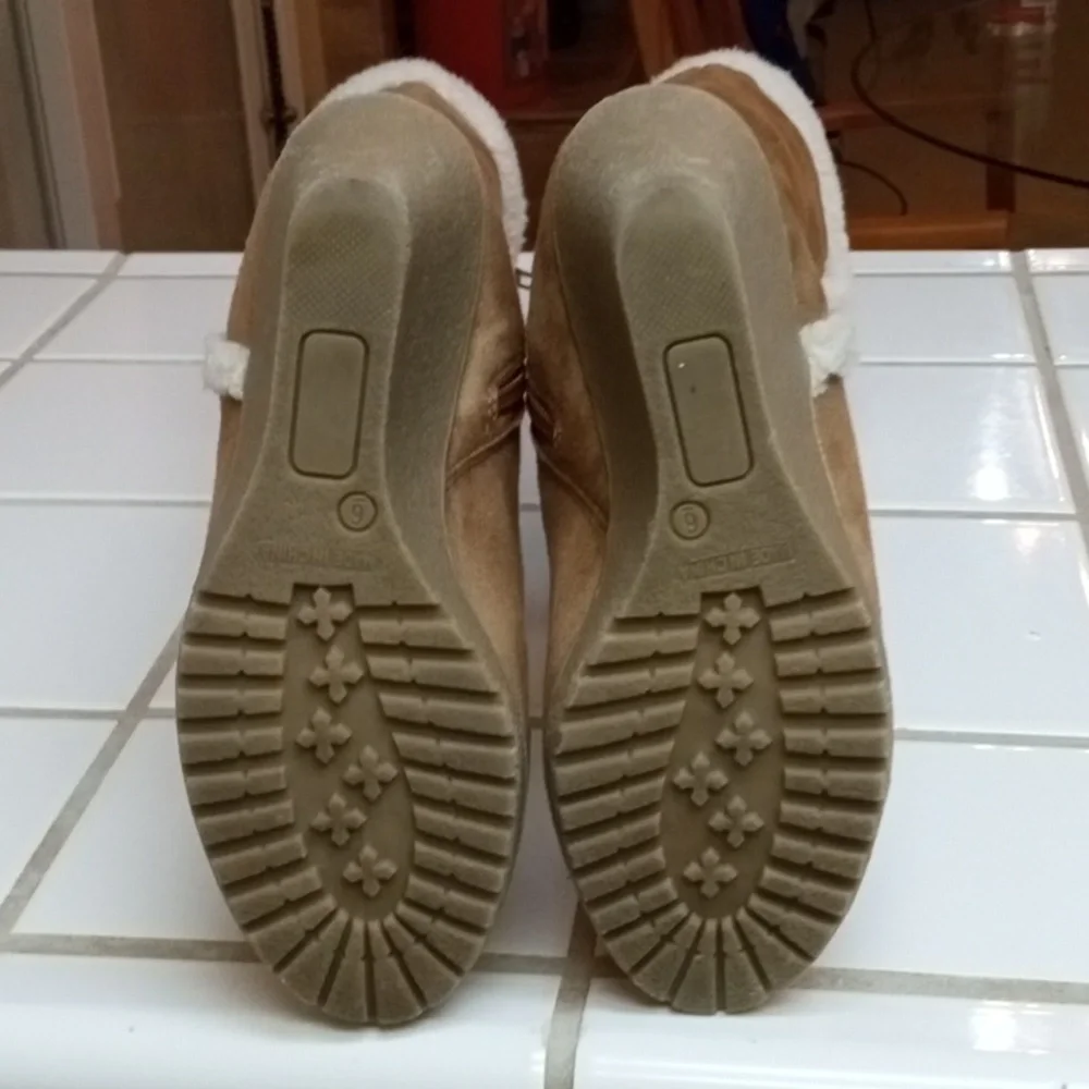 Old Navy Tan Winter Boots with Cream Fur Trim - Picture 3 of 4